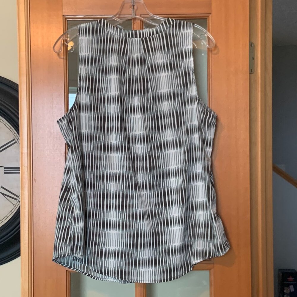Banana Republic Women's Gray & White v-neck Tank Blouse, Size L - Picture 6 of 6